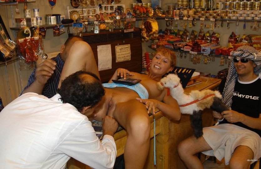 Голая в египетском магазине