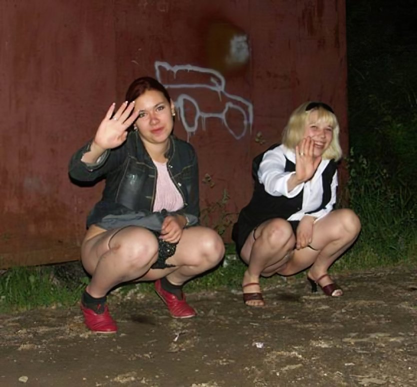 Женский писсинг на улице