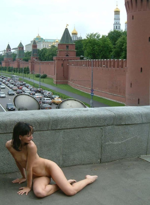 Голые женщины в центре Москвы