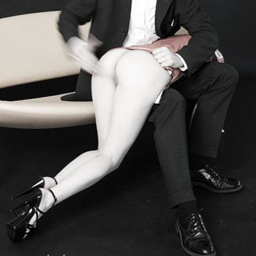 Отшлепал девушку по попке