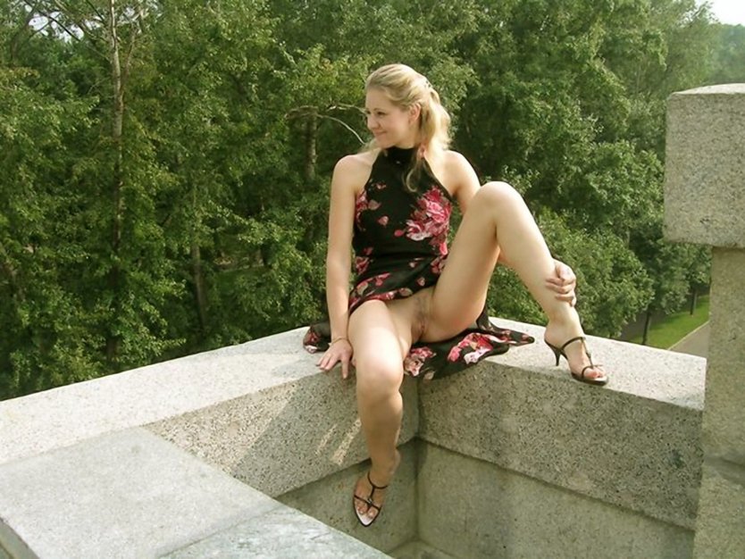 Гуляет в юбочке без трусиков