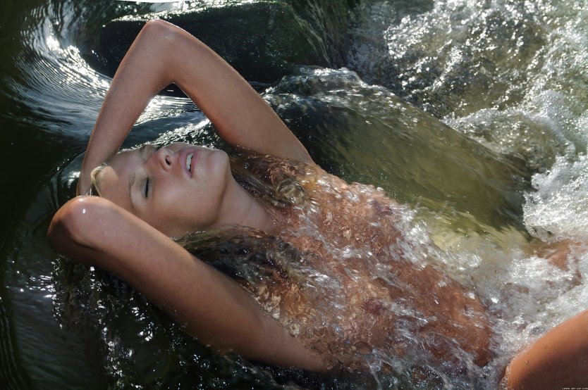 Девушки купаются в озере