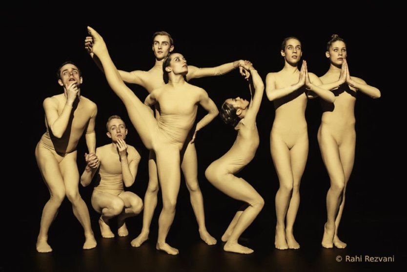 Женщины в театре в стиле ню