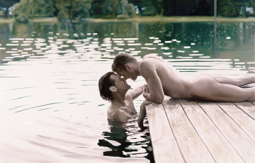 Голые парни купаются в речке