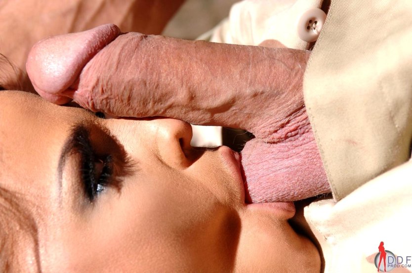 Красивая девушка лижет яйца