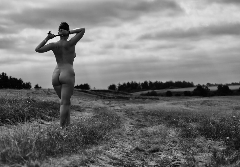 Художественная ню фотосессия в поле