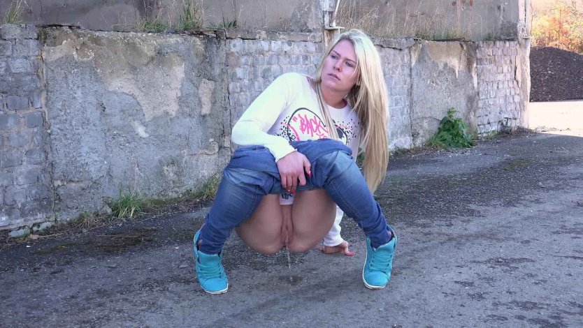 Девки ссут на корточках