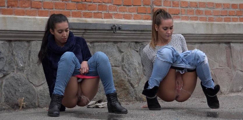 Две девушки писсинг на улице