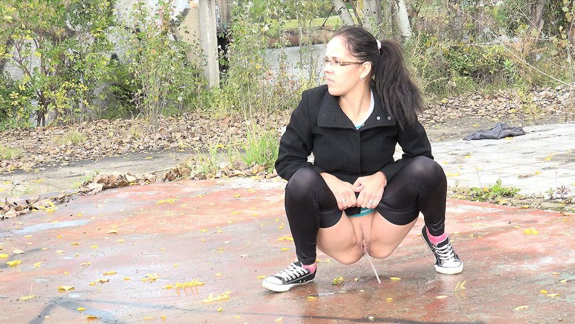 Девушка ссыт на корточках