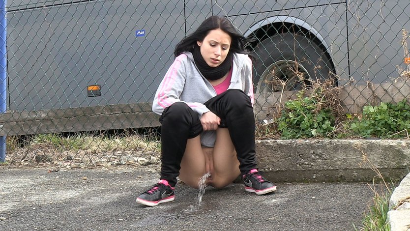 Женский писсинг на улице