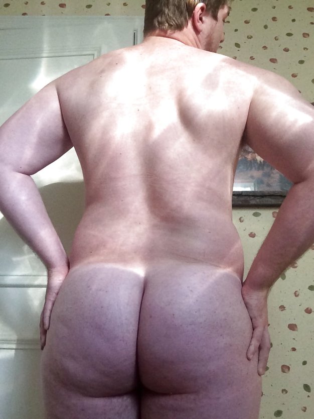 Толстая мужская голая попа