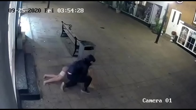 Вор вламывается в дом