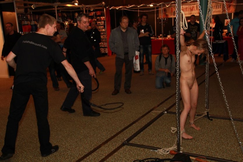 Голая рабыня бдсм на улице