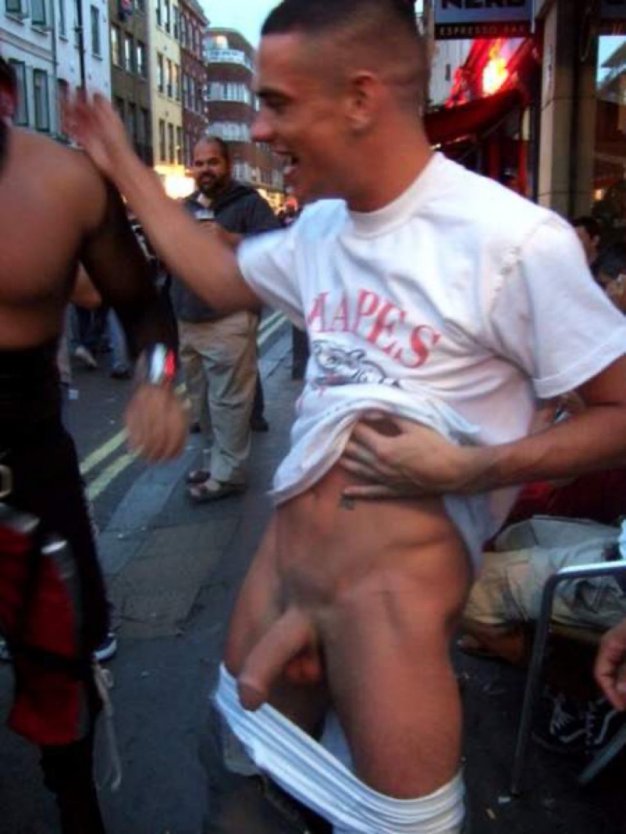 Мужчина с голым членом на улице