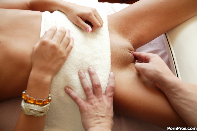 Поглаживает промежность