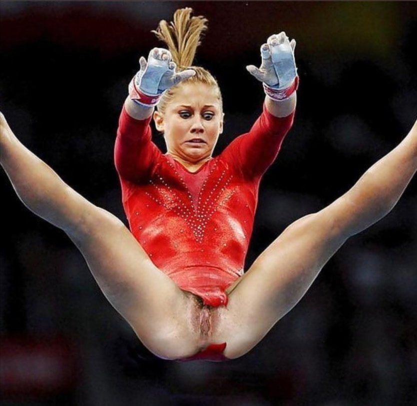 Шон Джонсон конфуз расстегнулся костюм