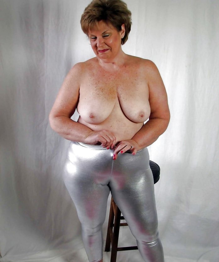 Голая бабуля в лосинах
