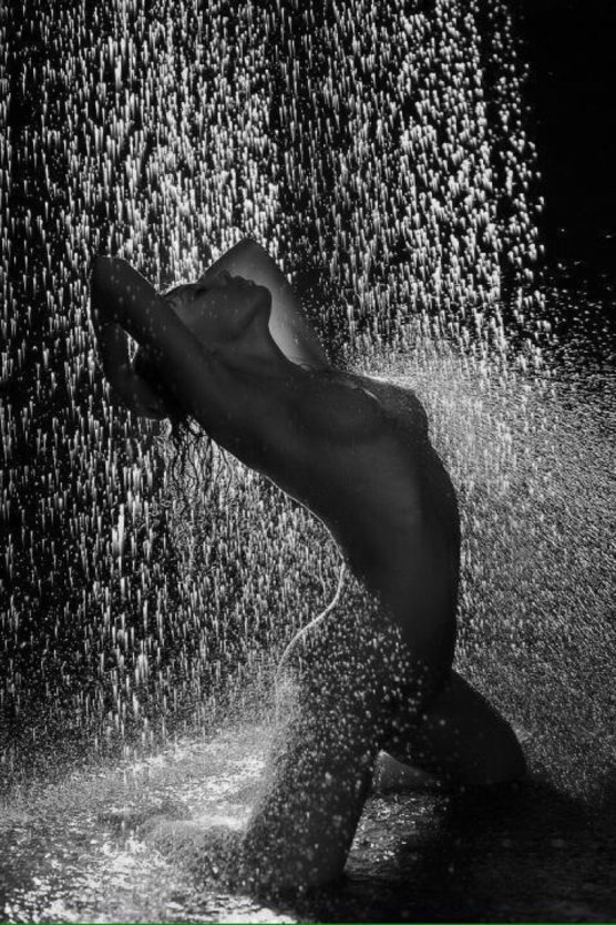 Фотосессия под дождем ню