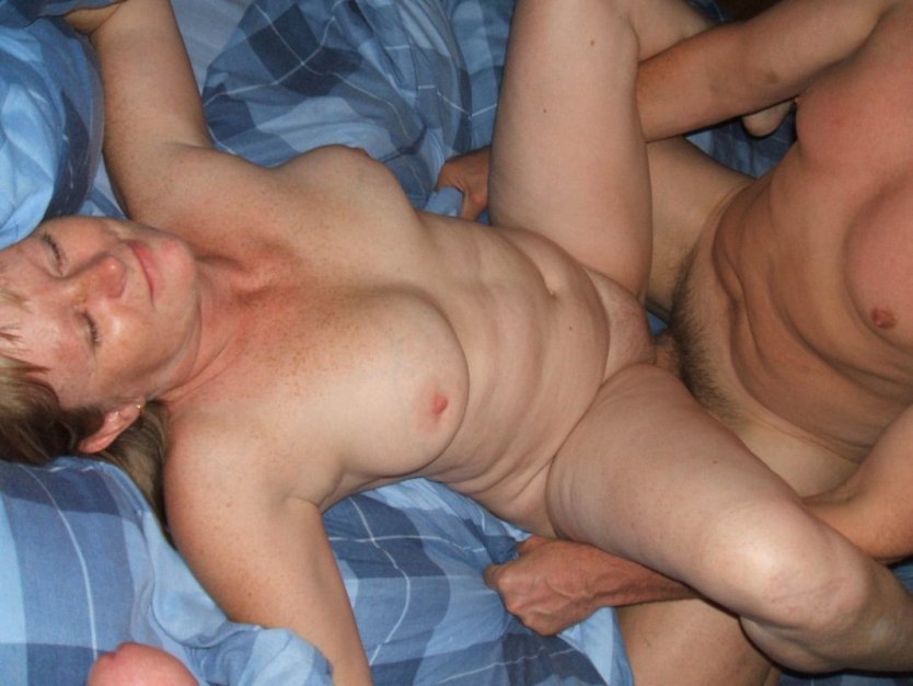 Спящие голые пожилые пары