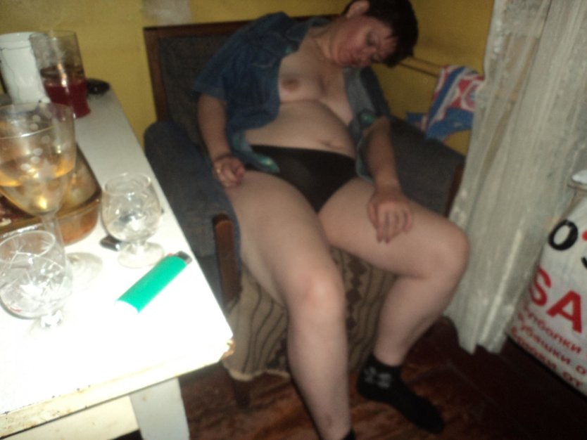 Пьяные зрелые бабы в трусах