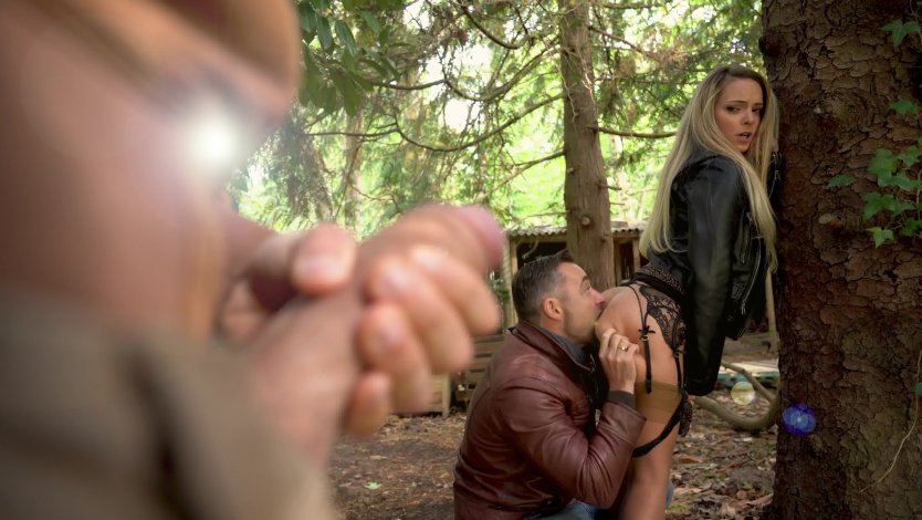 Девочку оттрахали в лесу