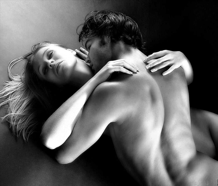 Страстный поцелуй женской груди