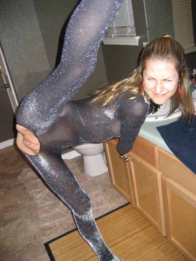 Голая в леггинсах домашнее