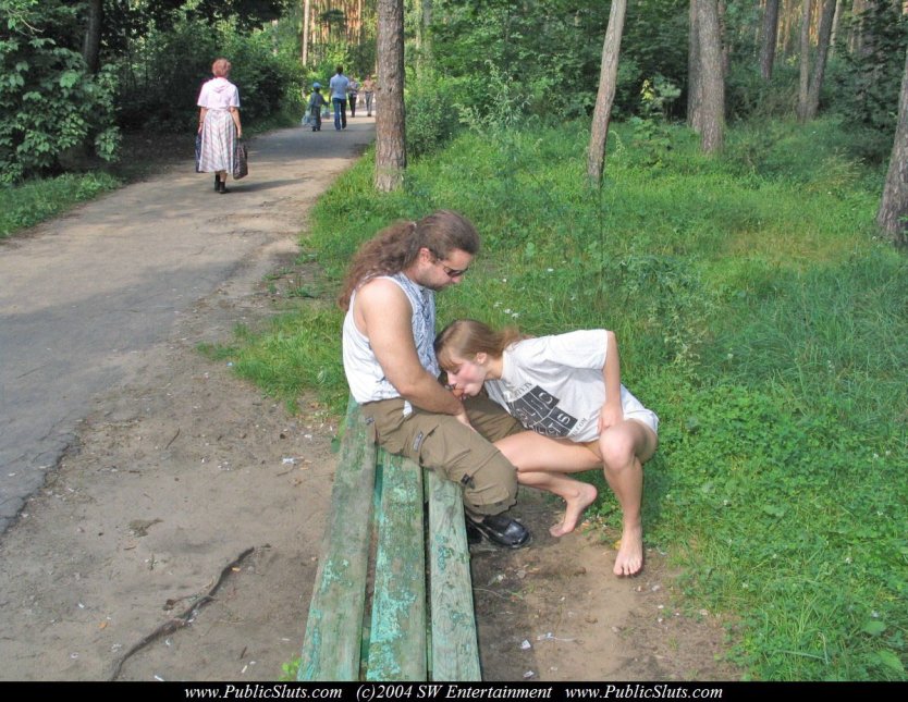 Парни эксгибиционисты в парке
