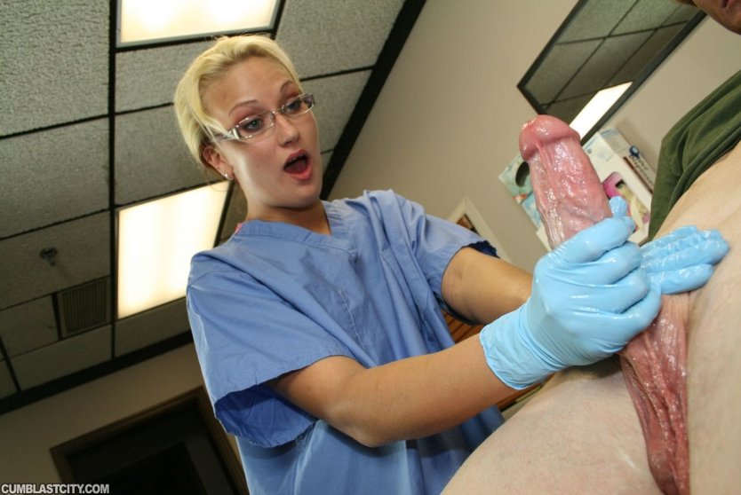 Подрочила в медицинских перчатках