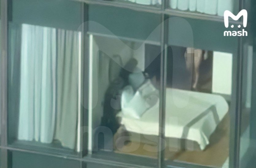 Подсматривает за соседкой через окно