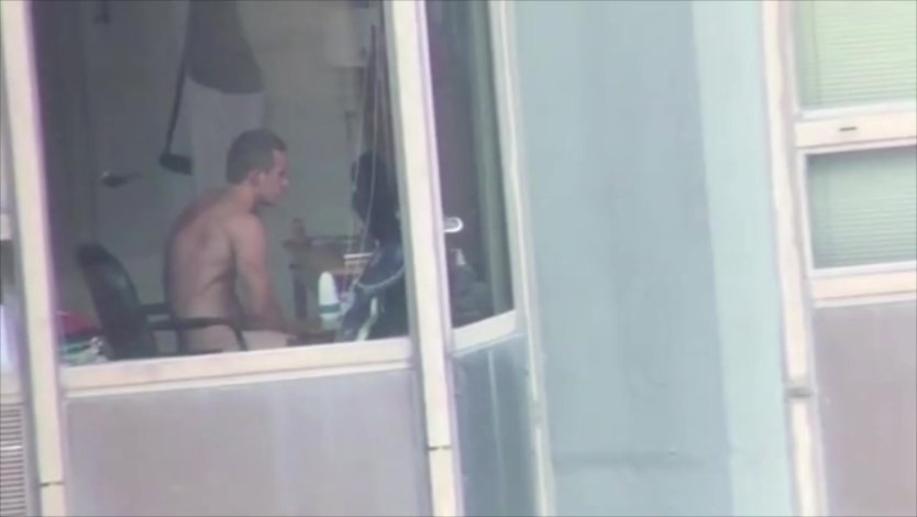 Голые мужики подсмотренное в окне