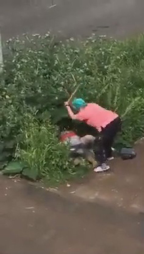 Парень с девушкой в кустах