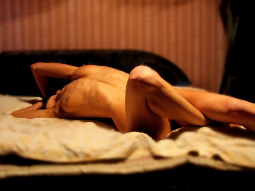 Стриптиз девушки в постели