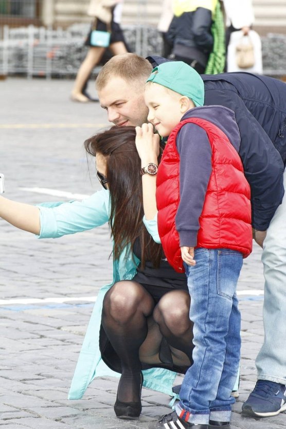 Мальчик заглянул под юбку