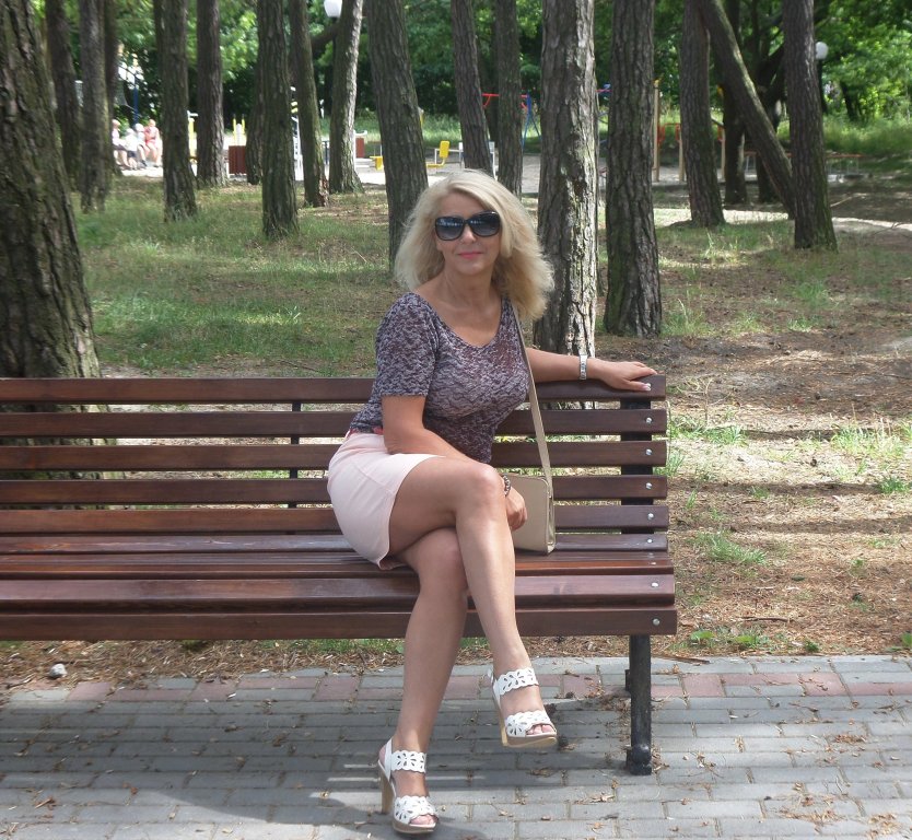 Взрослые женщины на скамейке