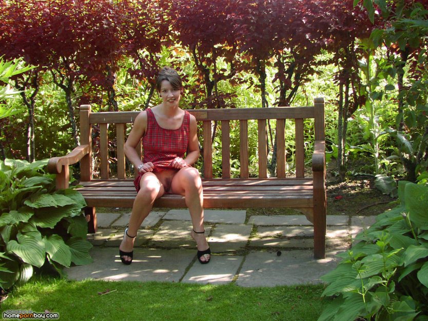 Женщина на лавочке без трусов