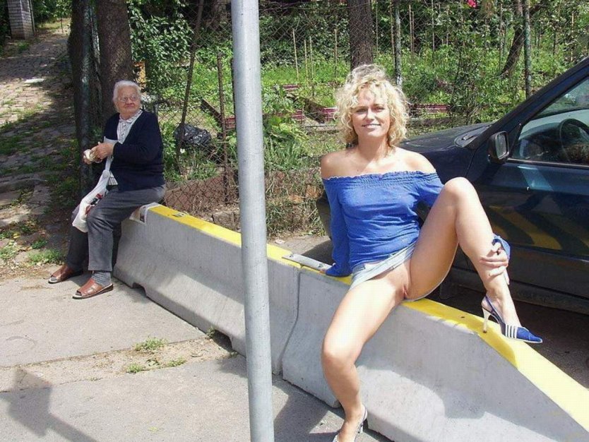Дамы без трусов на улице
