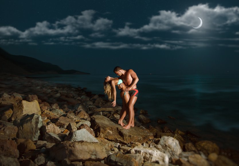 Голые пары на берегу моря