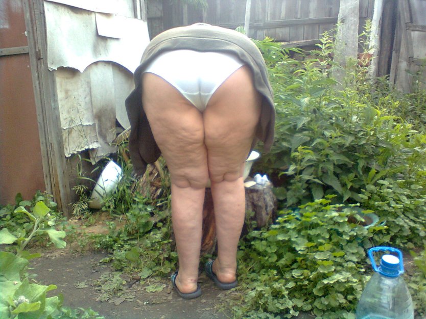 Женские задницы на даче