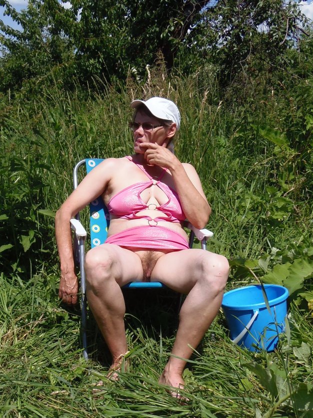 Старухи в трусах на природе