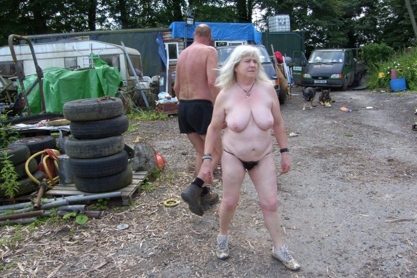 Голые бабульки на улице