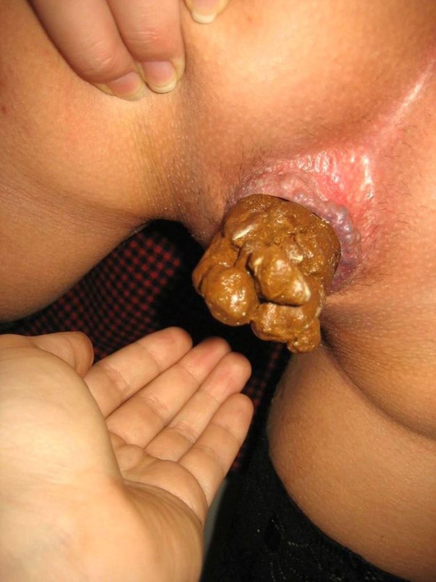 Девушки какают огромные какашки