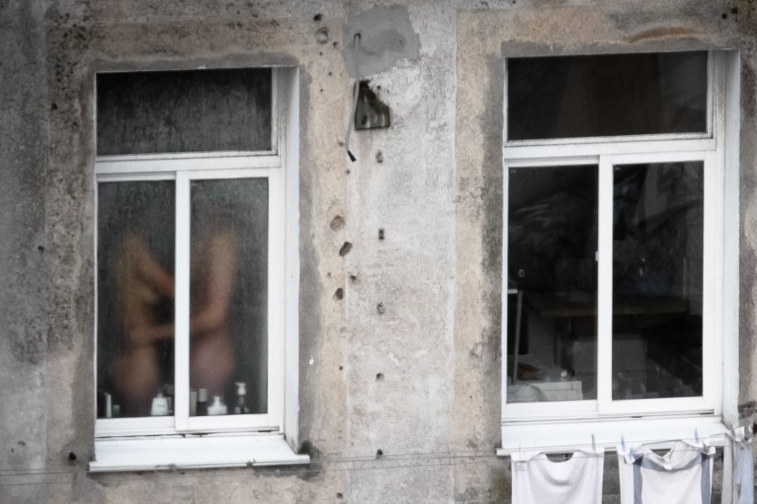 Девушка заглядывает в окно