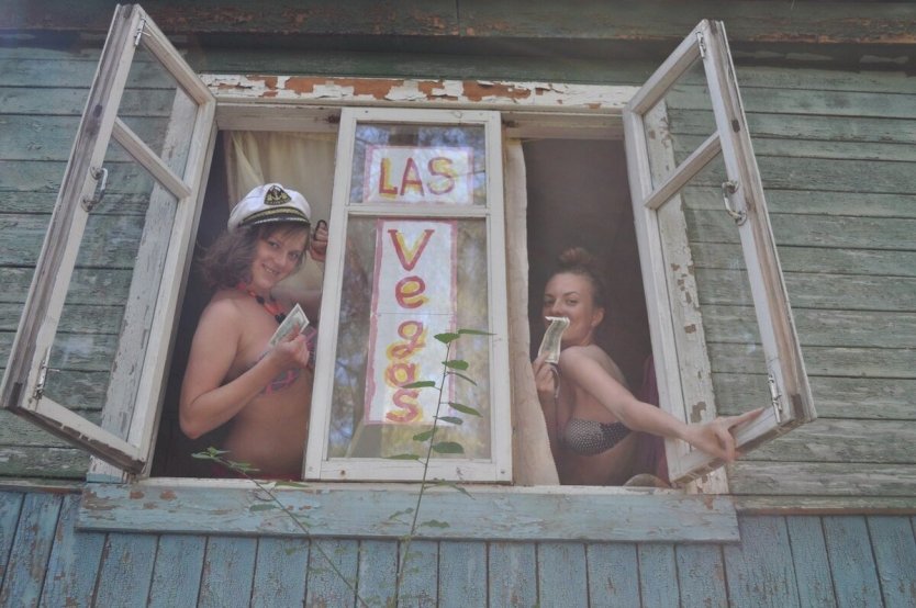 Смешная девочка в деревне