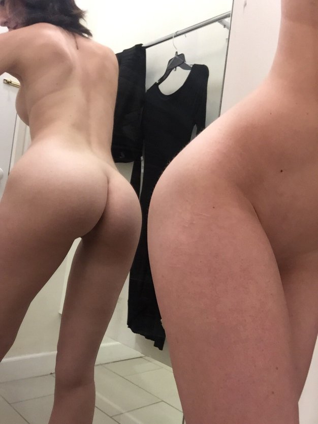 Фоткает себя в примерочной