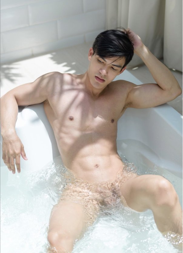 Голый Chonlawas Khumkoet без трусов