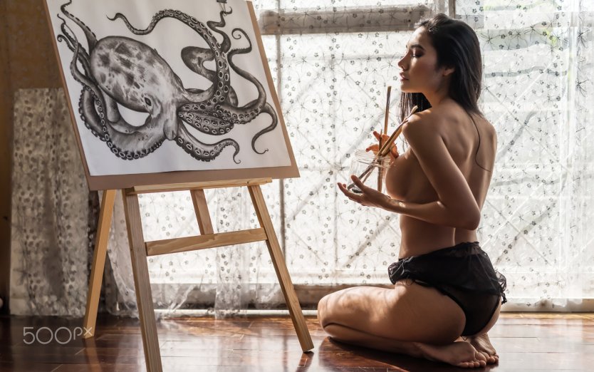 Девушки натурщицы позируют