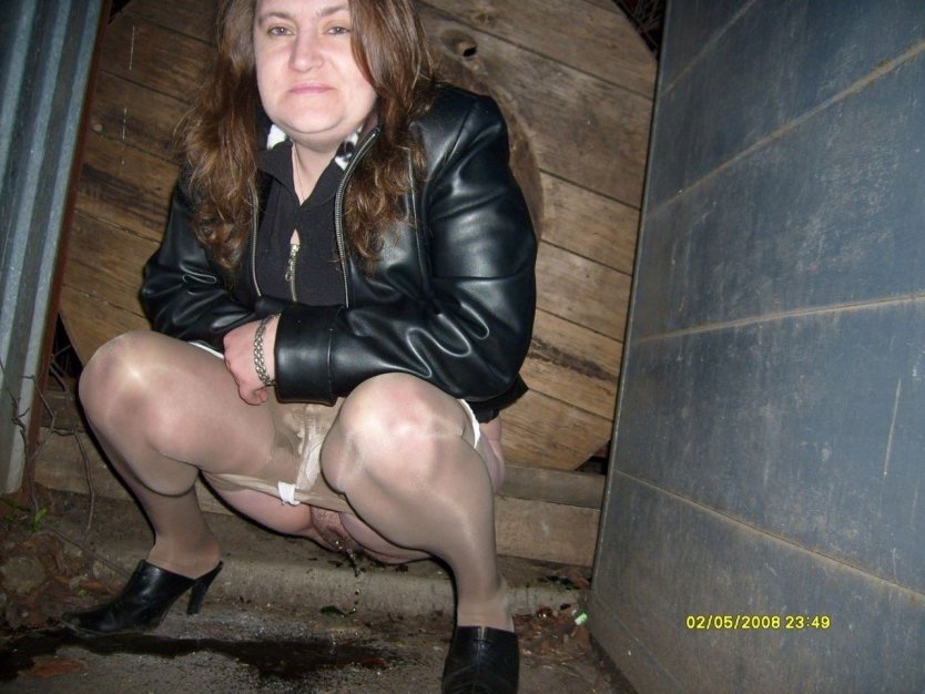 Писсинг в деревенском туалете