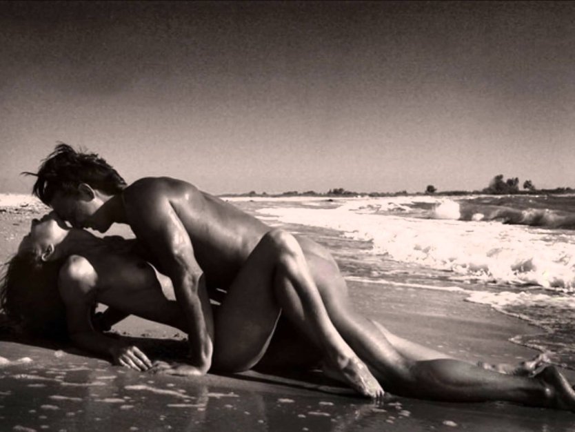 Голые мужчина и женщина в воде