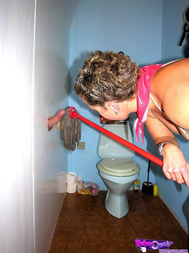 Секси уборщица в туалете